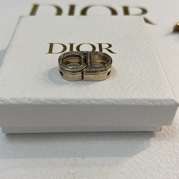 💯 AUTHENTIC DIOR CHARM /badge embellished - Picture 8 of 16